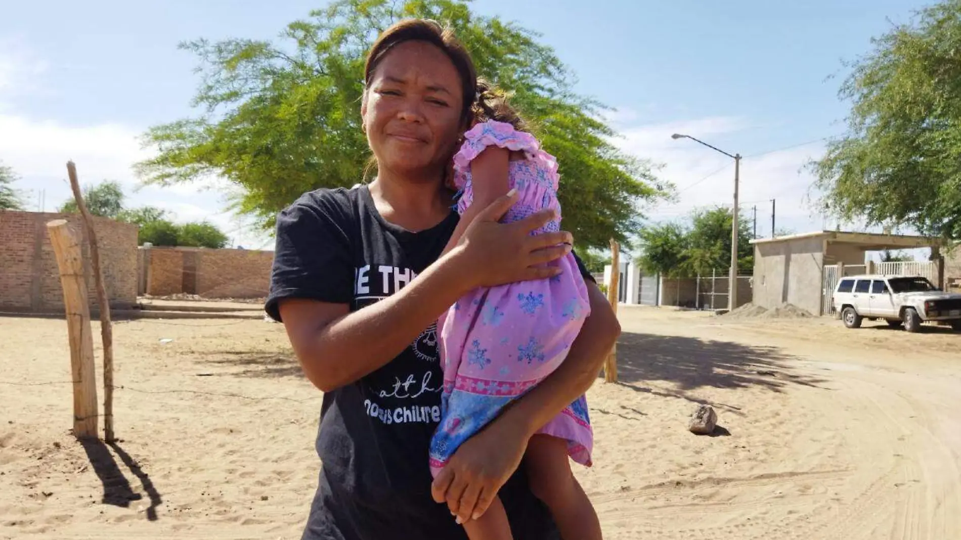 La falta de auto y de transporte público en la colonia Topahue obliga a los niños y a sus padres recorrer “a pie” varios kilómetros para asistir a clases